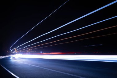 Gece arabaların ışıkları. uzun pozlama