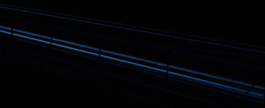 Geceleri mavi araba ışıkları. uzun pozlama