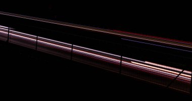 Gece arabaların ışıkları. uzun pozlama