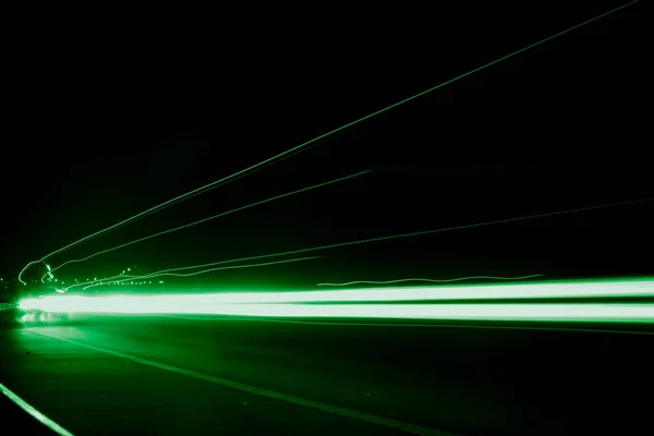 Geceleri Yeşil Araba Işıkları Uzun Pozlama — Stok fotoğraf