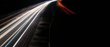 Gece arabaların ışıkları. uzun pozlama