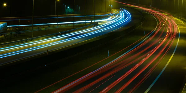 Gece arabaların ışıkları. uzun pozlama