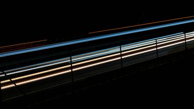 Gece arabaların ışıkları. uzun pozlama