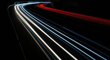 Gece arabaların ışıkları. uzun pozlama