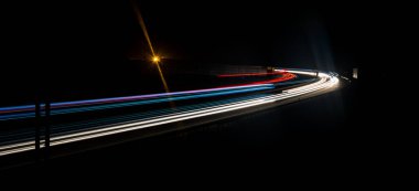 Gece arabaların ışıkları. uzun pozlama