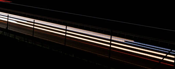 夜の車のライト 長時間露光 — ストック写真