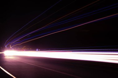 Gece arabaların ışıkları. uzun pozlama