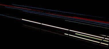 Gece arabaların ışıkları. uzun pozlama