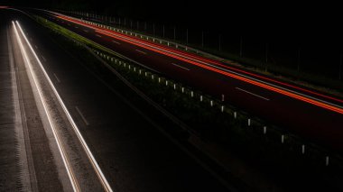 Geceleri hareket halindeki arabaların ışıkları. uzun pozlama