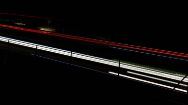 Gece arabaların ışıkları. uzun pozlama