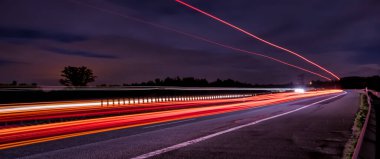 Gece arabaların ışıkları. uzun pozlama