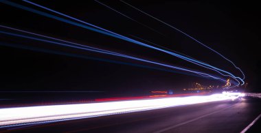 Gece arabaların ışıkları. uzun pozlama