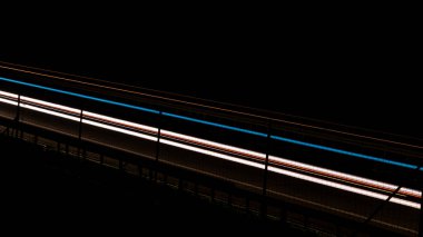 Gece arabaların ışıkları. uzun pozlama