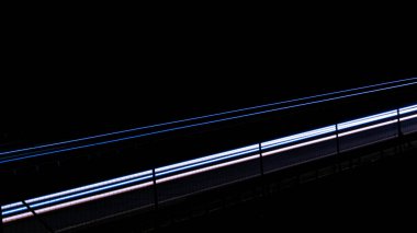 Gece arabaların ışıkları. uzun pozlama