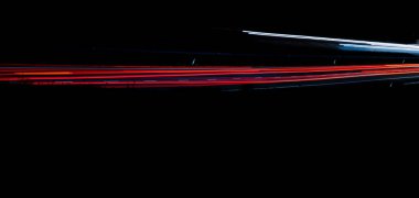 Gece arabaların ışıkları. uzun pozlama