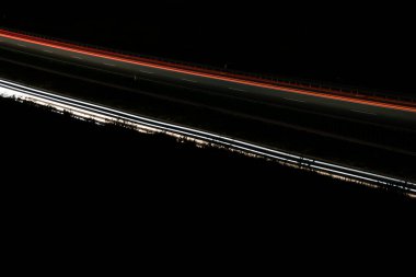 Gece arabaların ışıkları. uzun pozlama