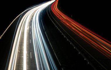 Gece arabaların ışıkları. uzun pozlama