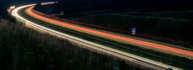 Gece arabaların ışıkları. uzun pozlama