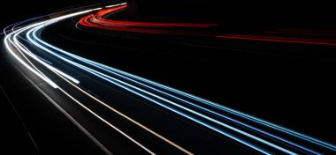 Gece arabaların ışıkları. uzun pozlama