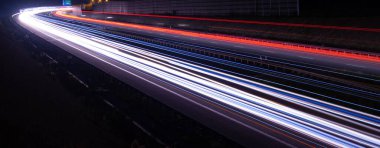 Gece arabaların ışıkları. uzun pozlama