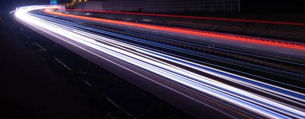 Gece arabaların ışıkları. uzun pozlama