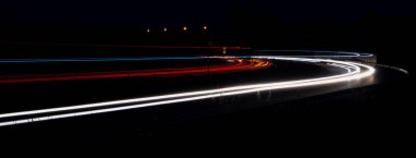 Gece arabaların ışıkları. uzun pozlama