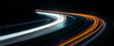 Gece arabaların ışıkları. uzun pozlama