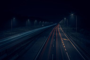 Gece arabaların ışıkları. uzun pozlama