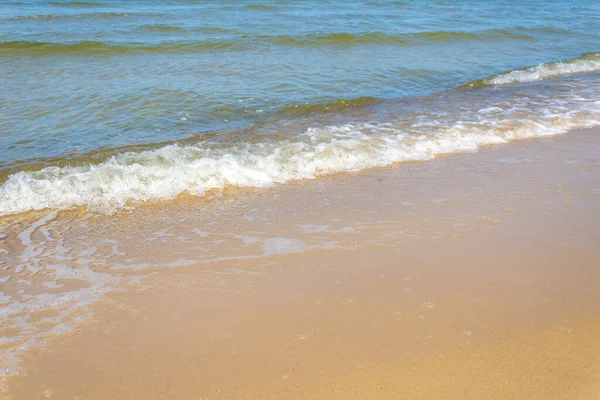 Παραλία Κίτρινη Άμμο Και Γαλάζια Νερά — Φωτογραφία Αρχείου