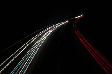 Gece arabaların ışıkları. uzun pozlama
