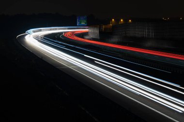 Gece arabaların ışıkları. uzun pozlama