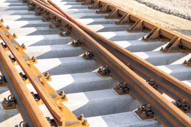 Demiryolu rayları beton yataklı vagonlarda. arkaplan veya doku