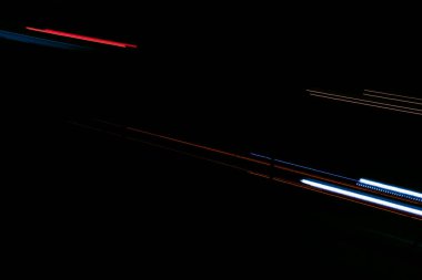 Gece arabaların ışıkları. uzun pozlama