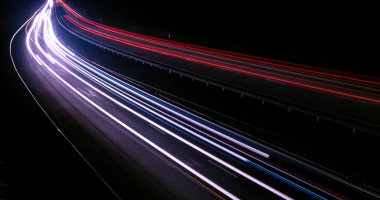 Gece arabaların ışıkları. uzun pozlama