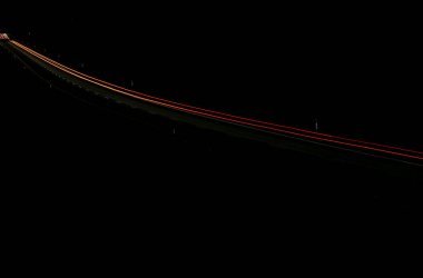 Gece arabaların ışıkları. uzun pozlama