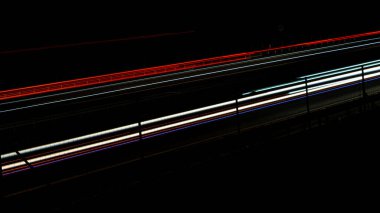 Gece arabaların ışıkları. uzun pozlama