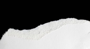 Siyah izole bir arkaplan üzerine beyaz bir kağıt parçası