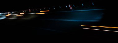 Geceleri hareket halindeki arabaların ışıkları. uzun pozlama