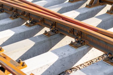 Demiryolu rayları beton yataklı vagonlarda. arkaplan veya doku