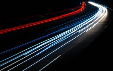 Gece arabaların ışıkları. uzun pozlama