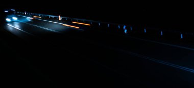 Geceleri hareket halindeki arabaların ışıkları. uzun pozlama