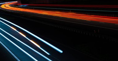 Gece arabaların ışıkları. uzun pozlama