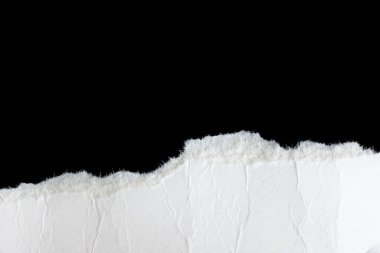 Siyah izole bir arkaplan üzerine beyaz bir kağıt parçası