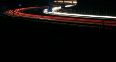 Gece arabaların ışıkları. uzun pozlama