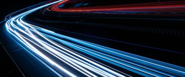 Gece arabaların ışıkları. uzun pozlama