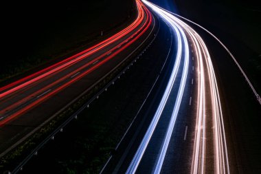 Geceleri soyut kırmızı araba ışıkları. uzun pozlama