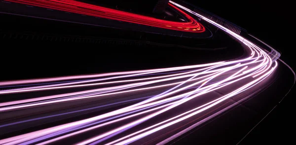 Gece arabaların ışıkları. uzun pozlama