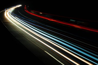 Gece arabaların ışıkları. uzun pozlama