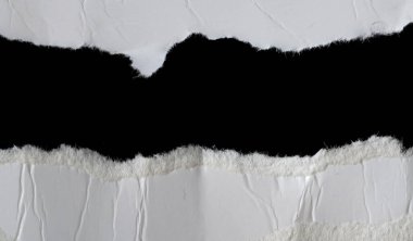 Siyah izole bir arkaplan üzerine beyaz bir kağıt parçası
