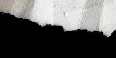 Siyah izole bir arkaplan üzerine beyaz bir kağıt parçası
